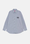 Langärmliges, gestreiftes Shirt in Blau und Weiß mit spitzem Kragen, Vorderknopfverschluss und einem schwarzen runden Logo auf der linken Brust.