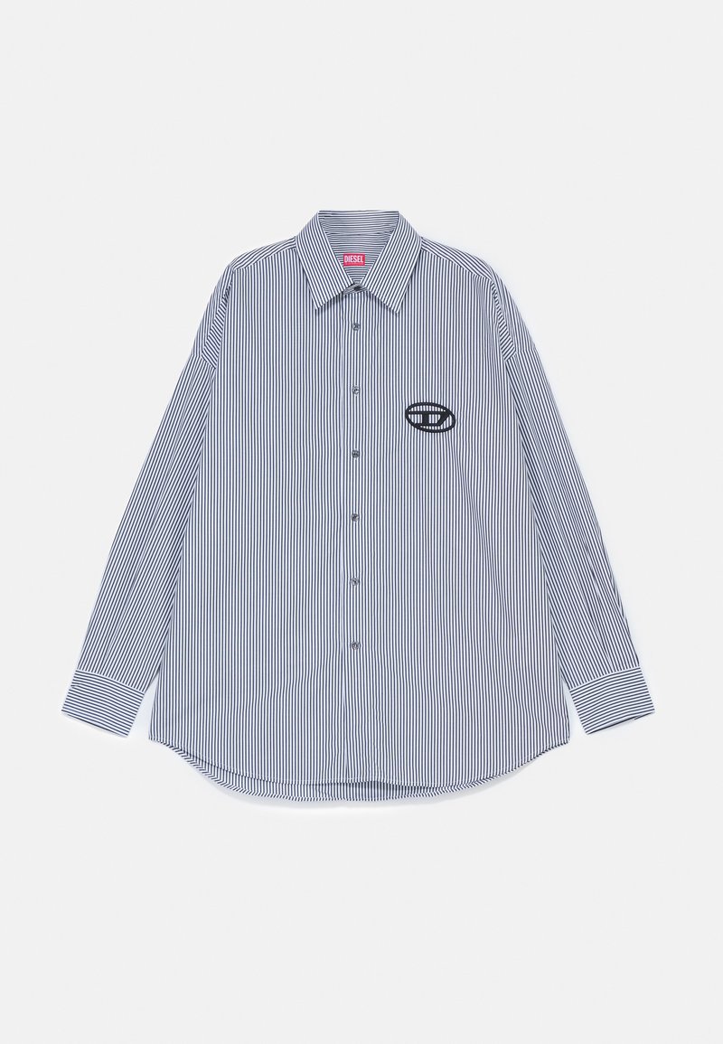 Langärmliges, gestreiftes Shirt in Blau und Weiß mit spitzem Kragen, Vorderknopfverschluss und einem schwarzen runden Logo auf der linken Brust.