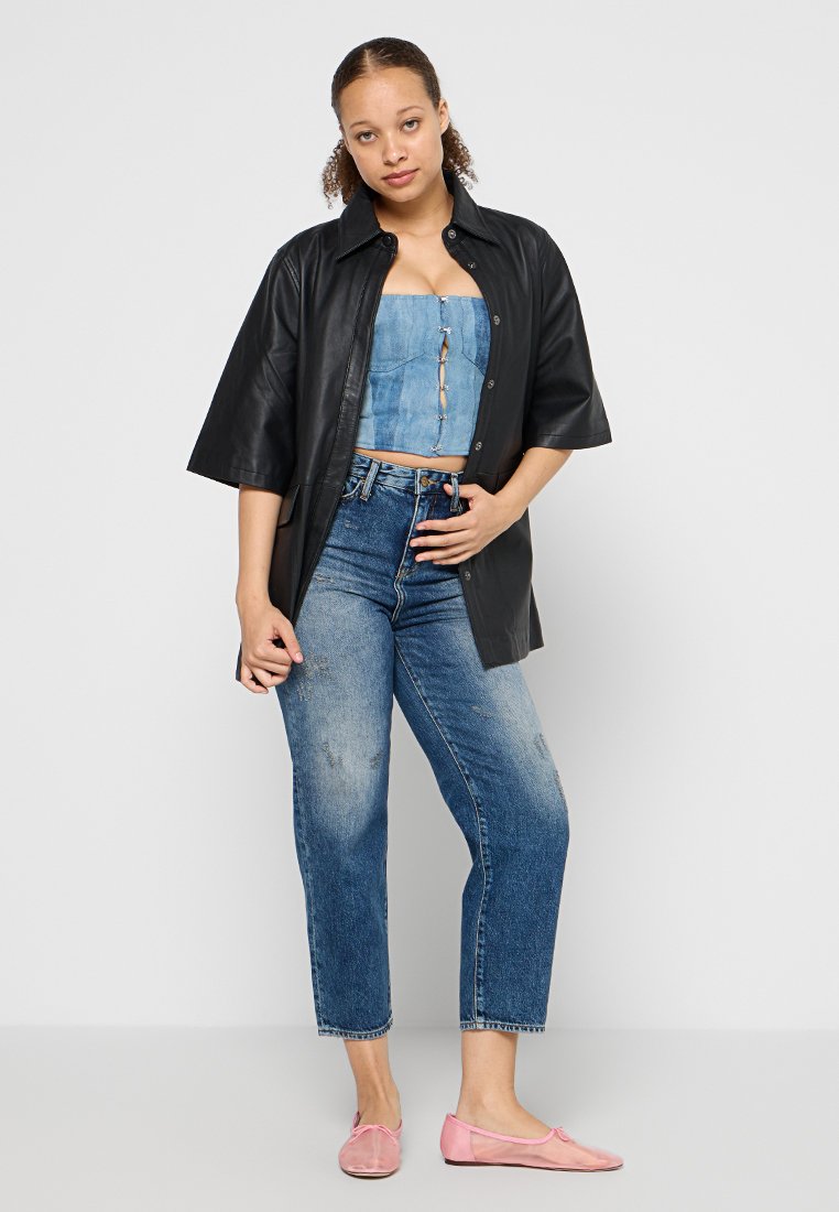 Armani Exchange Mom Jeans Media 2