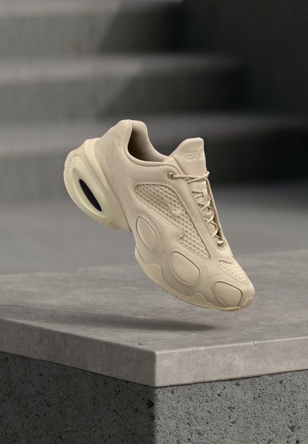 Nike Sportswear AIR MAX MUSE SE 2 - Trainers - oatmeal/metallic gold-coloured