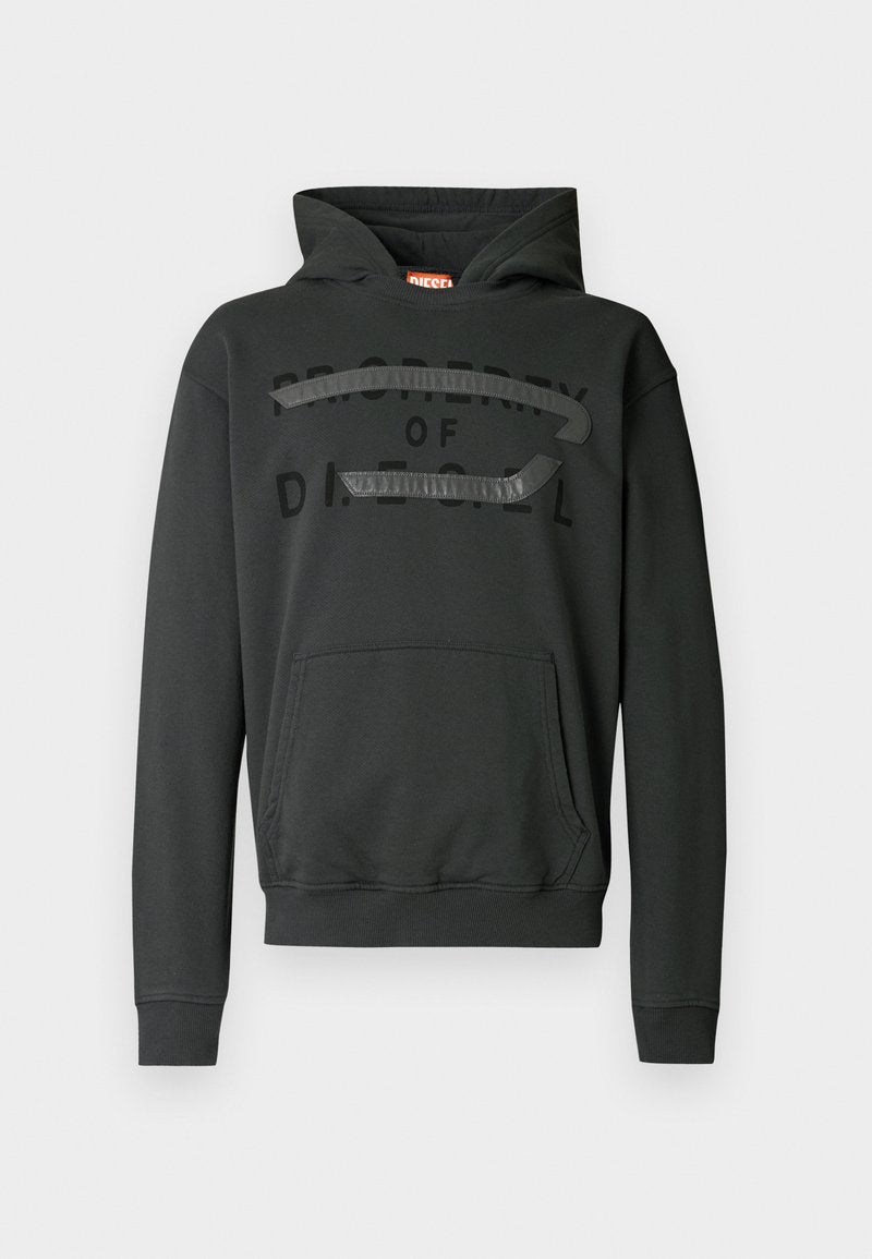 Schwarzer Hoodie aus Baumwollmischung mit Fronttasche, verstellbarer Kapuze und mattschwarzem Logodesign auf der Brust.