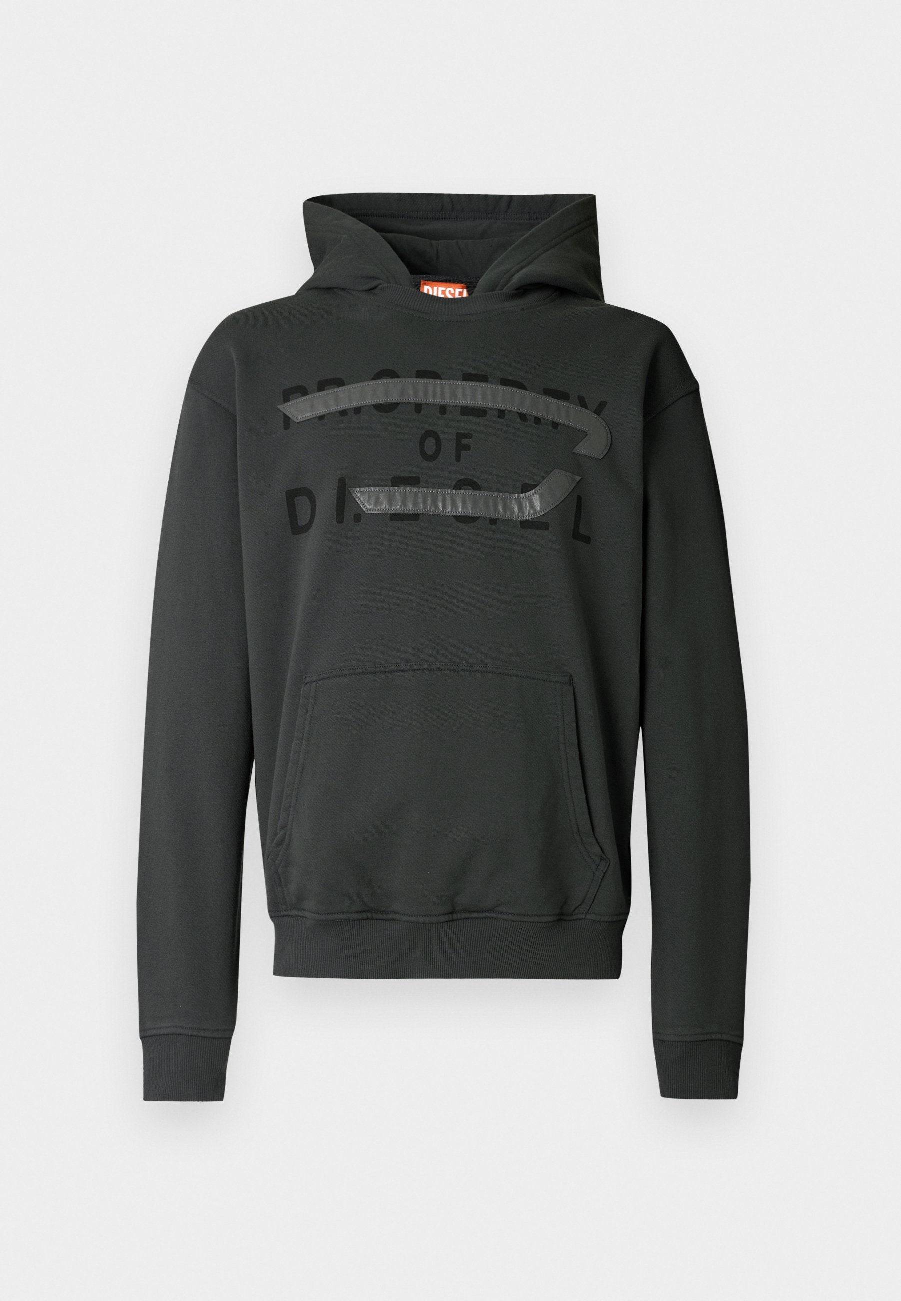 Schwarzer Hoodie aus Baumwollmischung mit Fronttasche, verstellbarer Kapuze und mattschwarzem Logodesign auf der Brust.