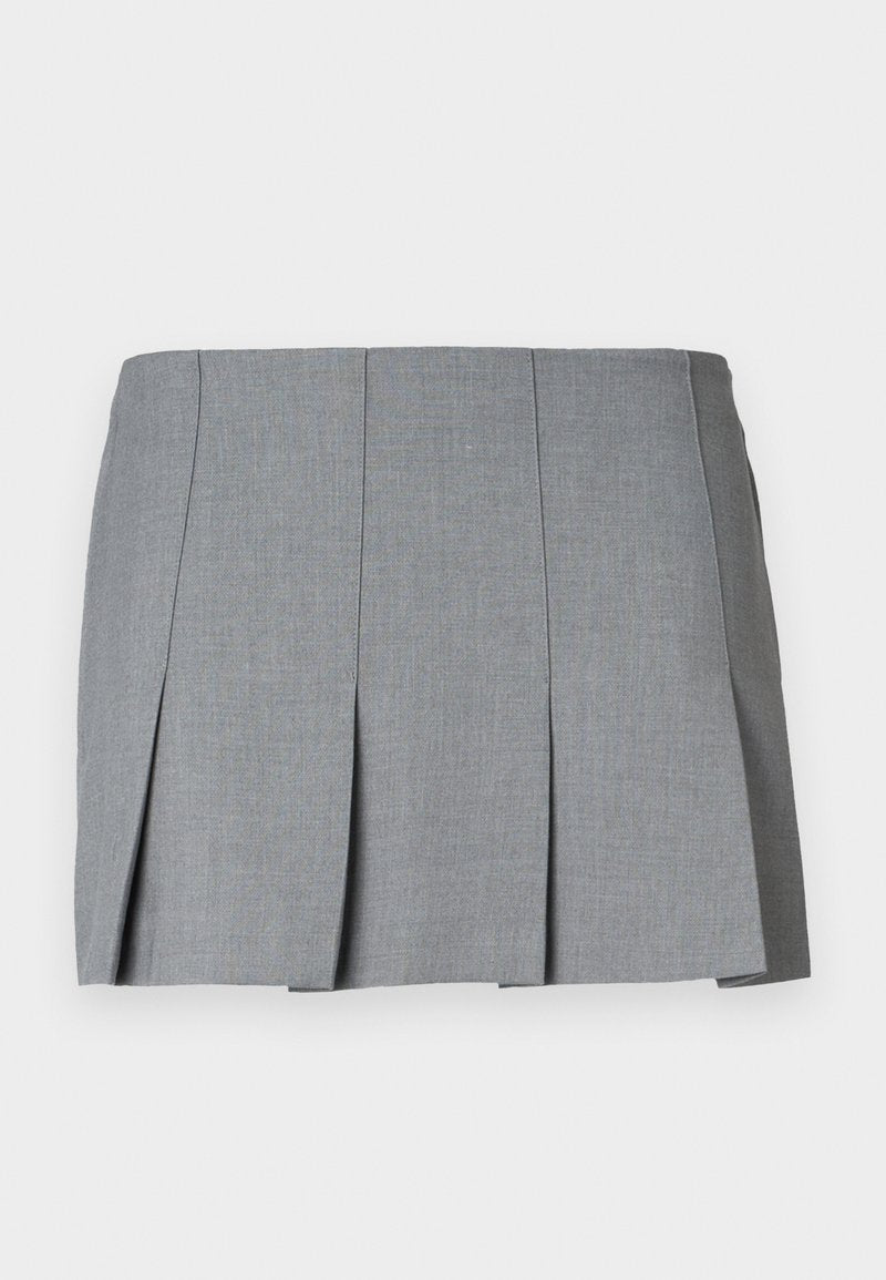 Grauer plissierter Rock mit glatter Textur, strukturiertem Design und tailliertem Schnitt. Hergestellt aus einem leichten Stoff mit dezentem Muster.