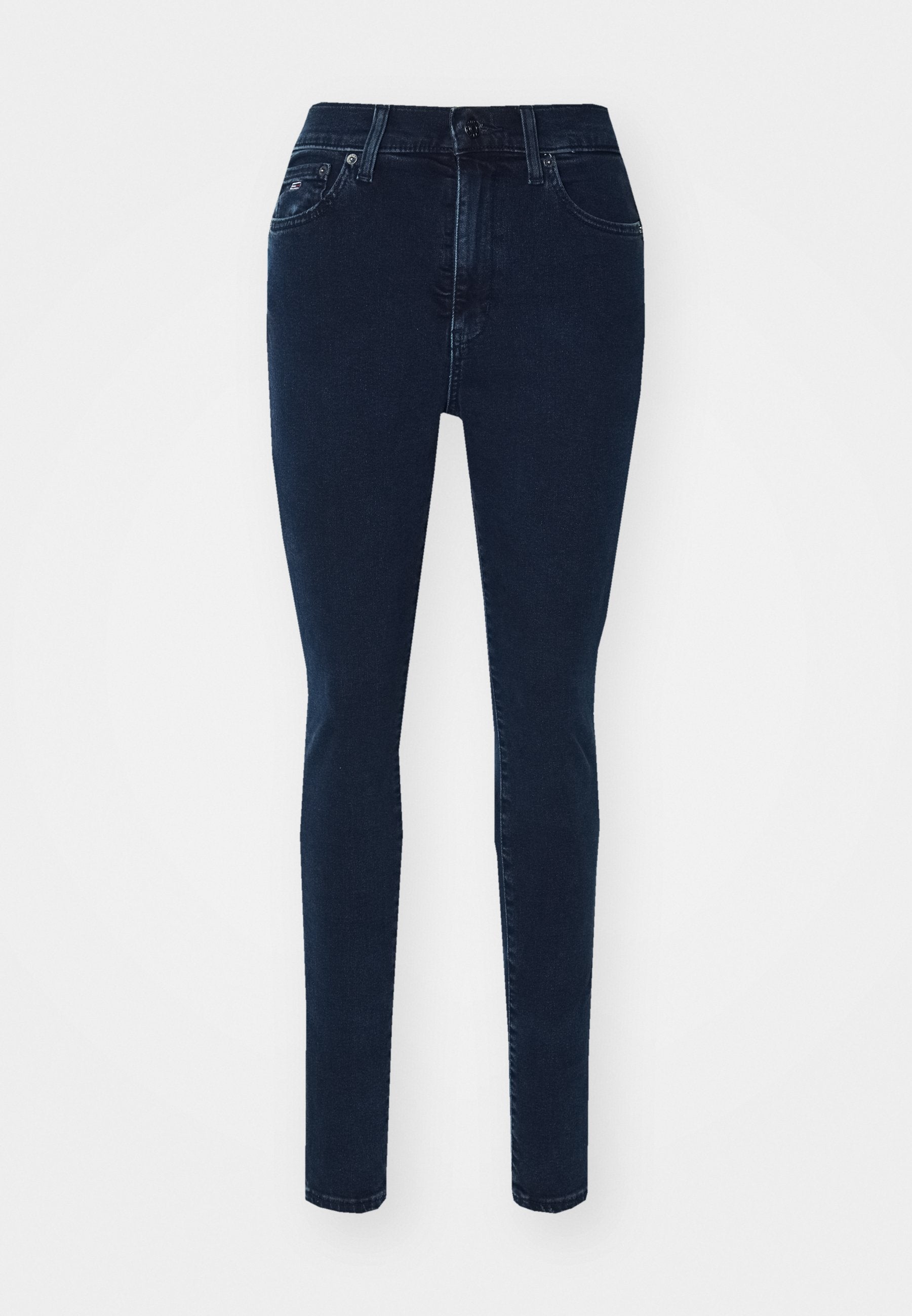 Schlanke Jeans aus dunkelblauem Denim mit normaler Taillenhöhe, Fronttaschen und einem Reißverschluss mit Knopfverschluss. Glatte Textur, minimalistische Details.