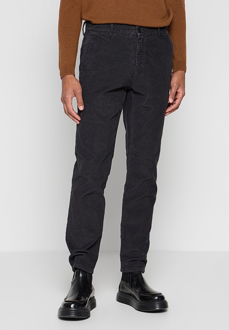 KARL LAGERFELD Chino Media 1