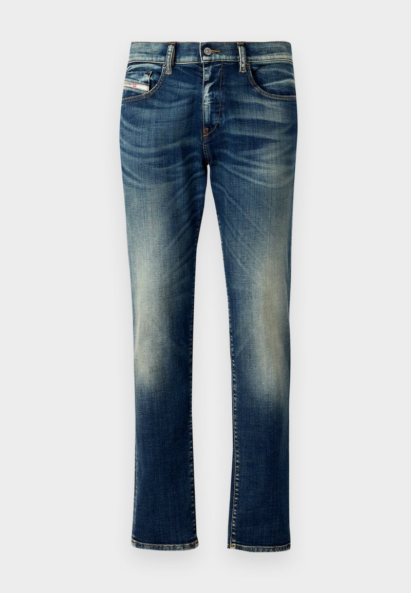 Dunkelblaue Jeans aus Denim mit ausgewaschenem Effekt, gerader Schnitt, kontrastierenden Nähten, fünf Taschen und einem Knopfverschluss an der Taille.