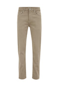 Beige Baumwollhosen mit schmaler Passform, ausgestattet mit zwei vorderen Taschen, einem Knopfverschluss und dezenten Nähdetails entlang der Nähte.