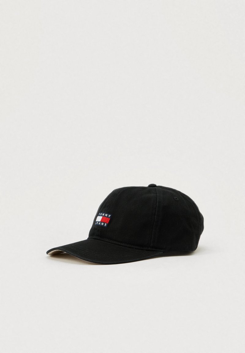 Schwarze Baumwoll-Baseballkappe mit gebogenem Schirm und einem Logoaufnäher in Rot, Weiß und Blau auf dem vorderen Panel. Strukturierter Stoff.