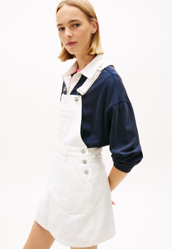 Tommy Jeans LOGO POCKET MINI DENIM DUNGAREE DRESS