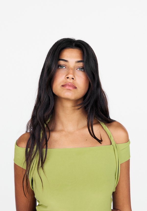 PULL&BEAR HALTER NECK WITH KNOT