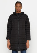 Schwarze Pufferjacke mit Kapuze, mit einem gesteppten Design, frontaler Reißverschluss und langen Ärmeln. Leichtes Material mit einer glatten Textur.