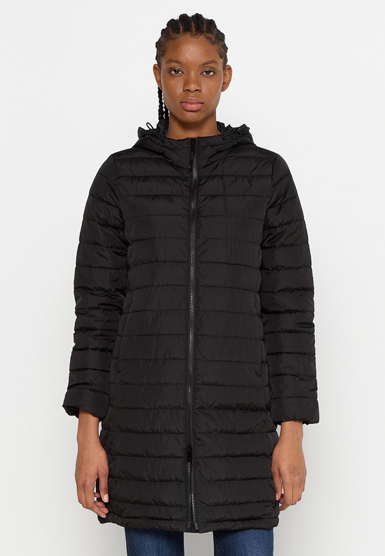 Schwarze Pufferjacke mit Kapuze, mit einem gesteppten Design, frontaler Reißverschluss und langen Ärmeln. Leichtes Material mit einer glatten Textur.