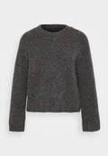 Grauer Strickpullover mit rundem Ausschnitt, langen Ärmeln und gerippten Bündchen und Saum. Die Textur wirkt weich und der Stoff ist leicht marmoriert.