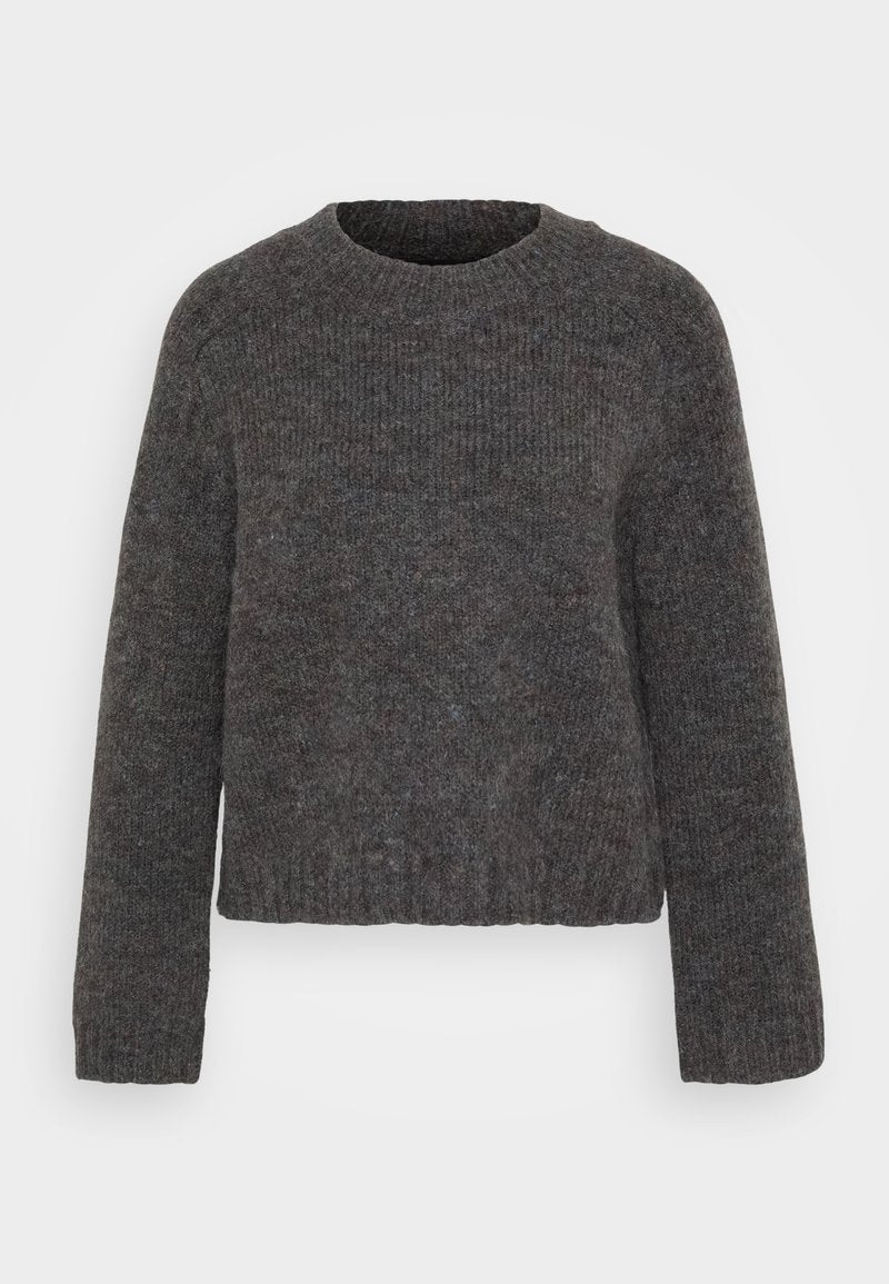 Grauer Strickpullover mit rundem Ausschnitt, langen Ärmeln und gerippten Bündchen und Saum. Die Textur wirkt weich und der Stoff ist leicht marmoriert.