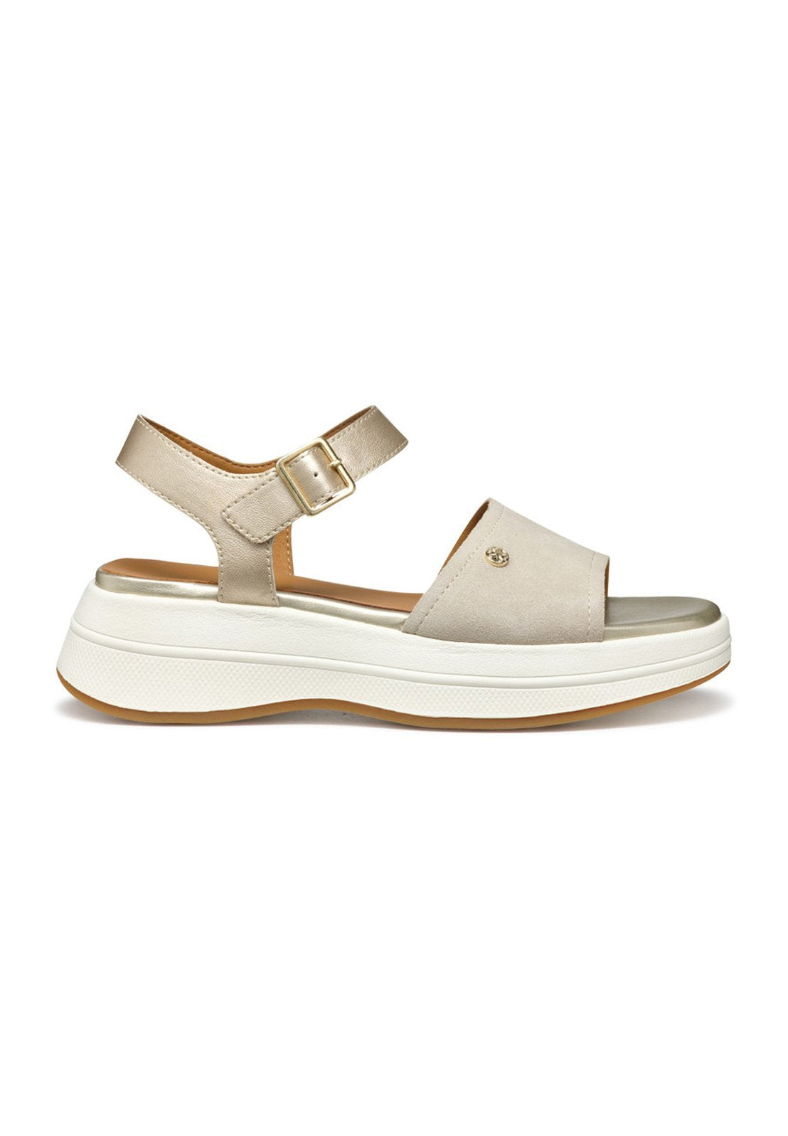 Beige Wildleder- und Metall-Sandalen mit einem verstellbaren Knöchelriemen, weißer strukturiertem Absatz und einem glatten goldenen Akzent auf der Fußbett.