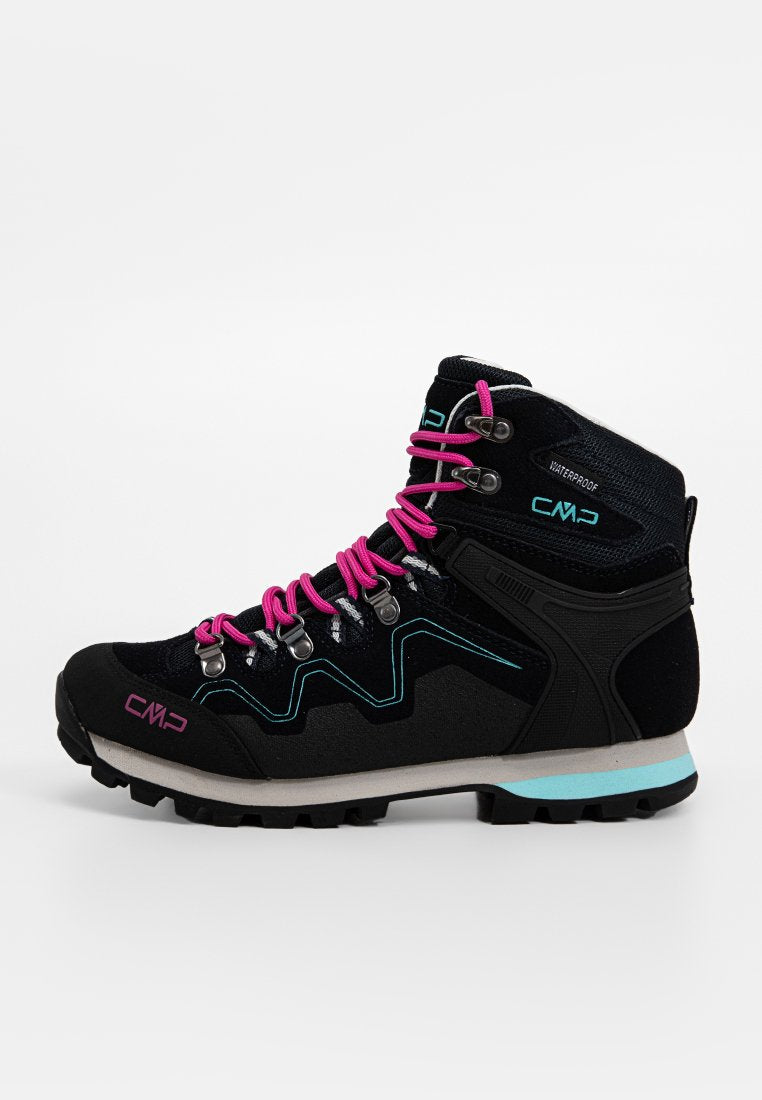 Schwarze wasserdichte Wanderschuhe mit pinken Schnürsenkeln, blauen Akzenten und strukturiertem Obermaterial. Verfügt über eine robuste Sohle und silberne Ösen.