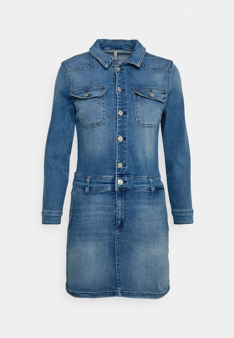 Jeanskleid in Hellblau mit langen Ärmeln, Kragen, Knopfleiste, zwei Brusttaschen und taillierter Passform. Sanfte Textur mit leichtem Glanz.