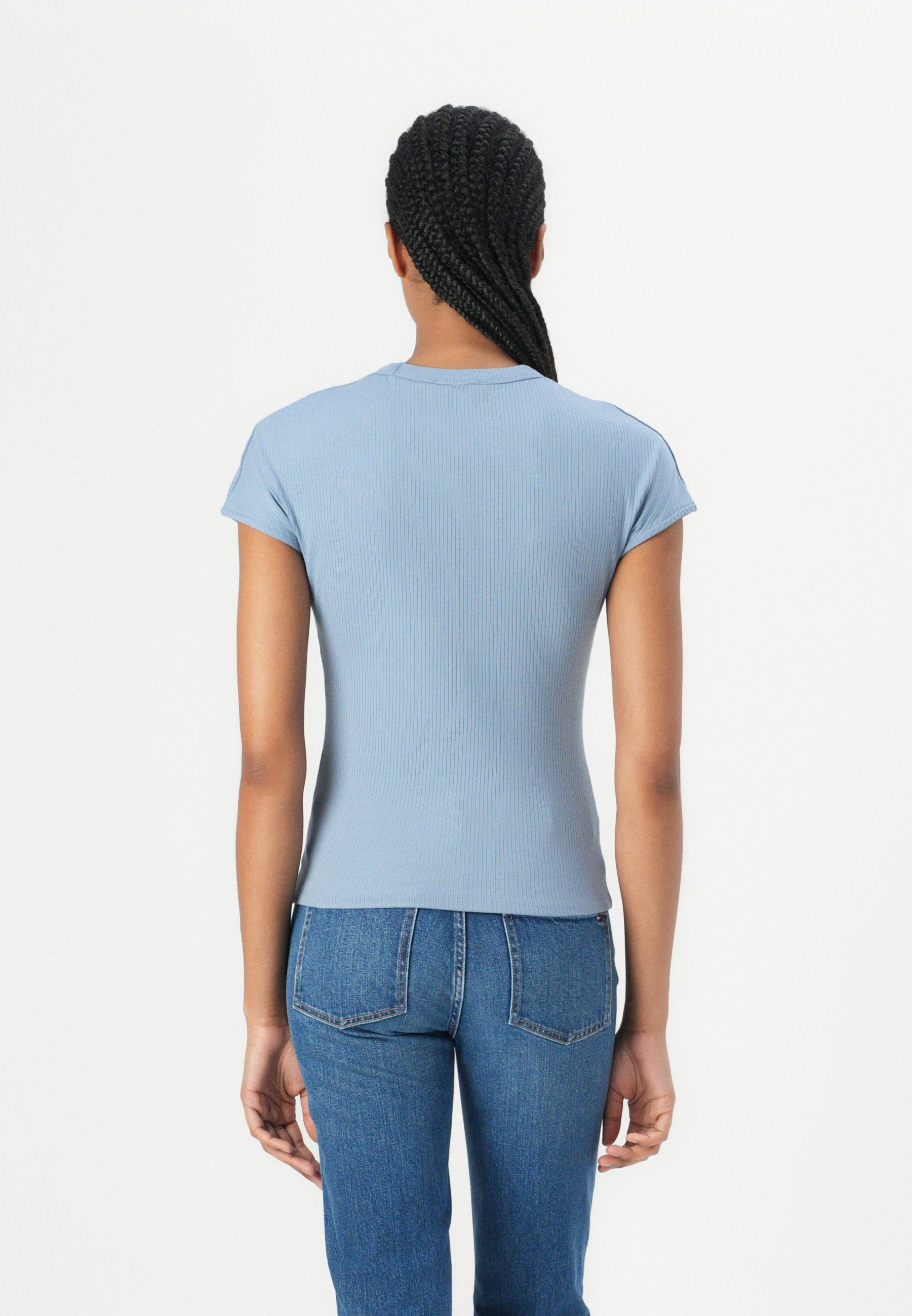 SLIM TEE Media 4