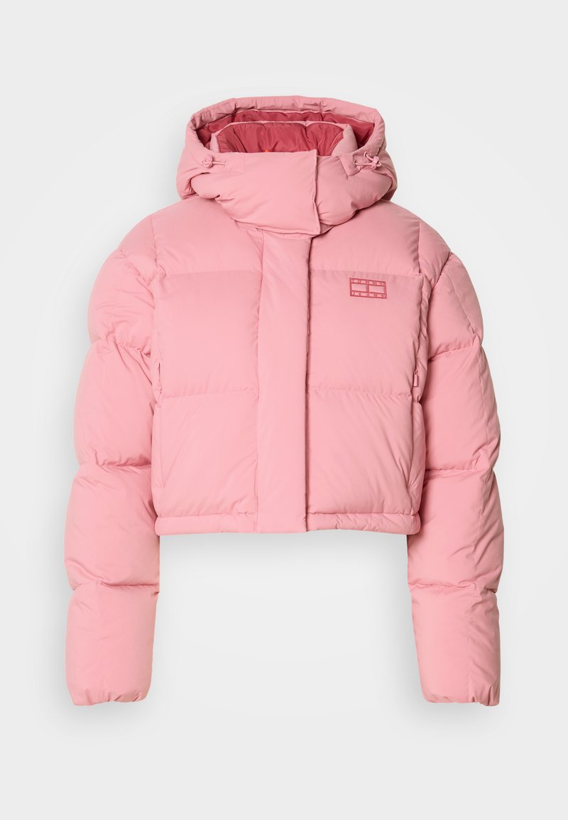 Gekürzte Steppjacke in hellrosa, mit hohem Kragen, gepolstertem Design und subtiler Logopatch auf der Brust. Glatte Textur und dicker Stoff.