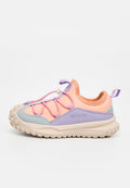 Kinderschuh in Pfirsich, Lavendel und Hellblau mit einer beigen, strukturierten Sohle und elastischen, pinken Schnürsenkeln mit Kordelzugverschluss.