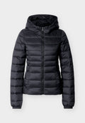 Schwarze gesteppte Steppjacke mit Kapuze, Frontreißverschluss, langen Ärmeln und elastischen Bündchen vor einem schlichten hellen Hintergrund.