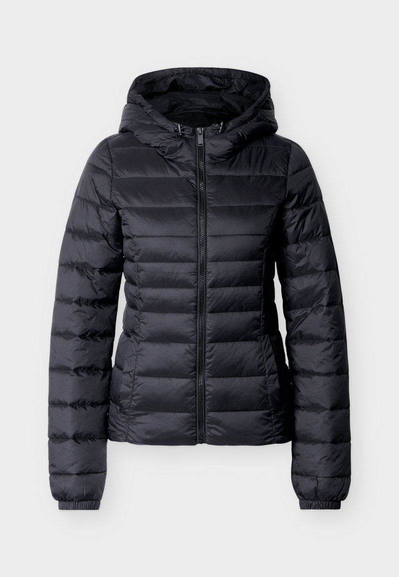 Schwarze gesteppte Steppjacke mit Kapuze, Frontreißverschluss, langen Ärmeln und elastischen Bündchen vor einem schlichten hellen Hintergrund.