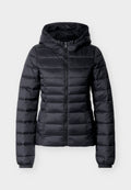Schwarze gesteppte Steppjacke mit Kapuze, Frontreißverschluss, langen Ärmeln und elastischen Bündchen vor einem schlichten hellen Hintergrund.