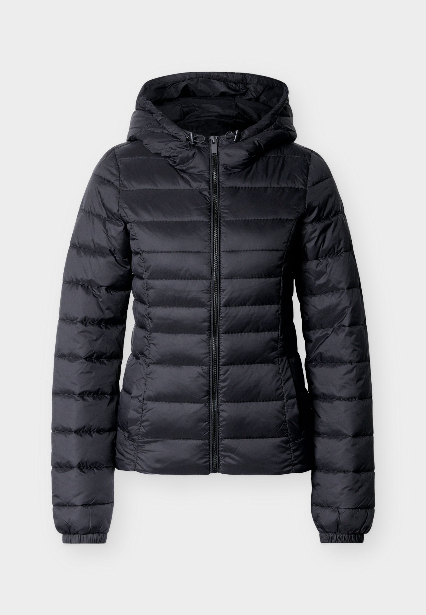 Schwarze gesteppte Steppjacke mit Kapuze, Frontreißverschluss, langen Ärmeln und elastischen Bündchen vor einem schlichten hellen Hintergrund.