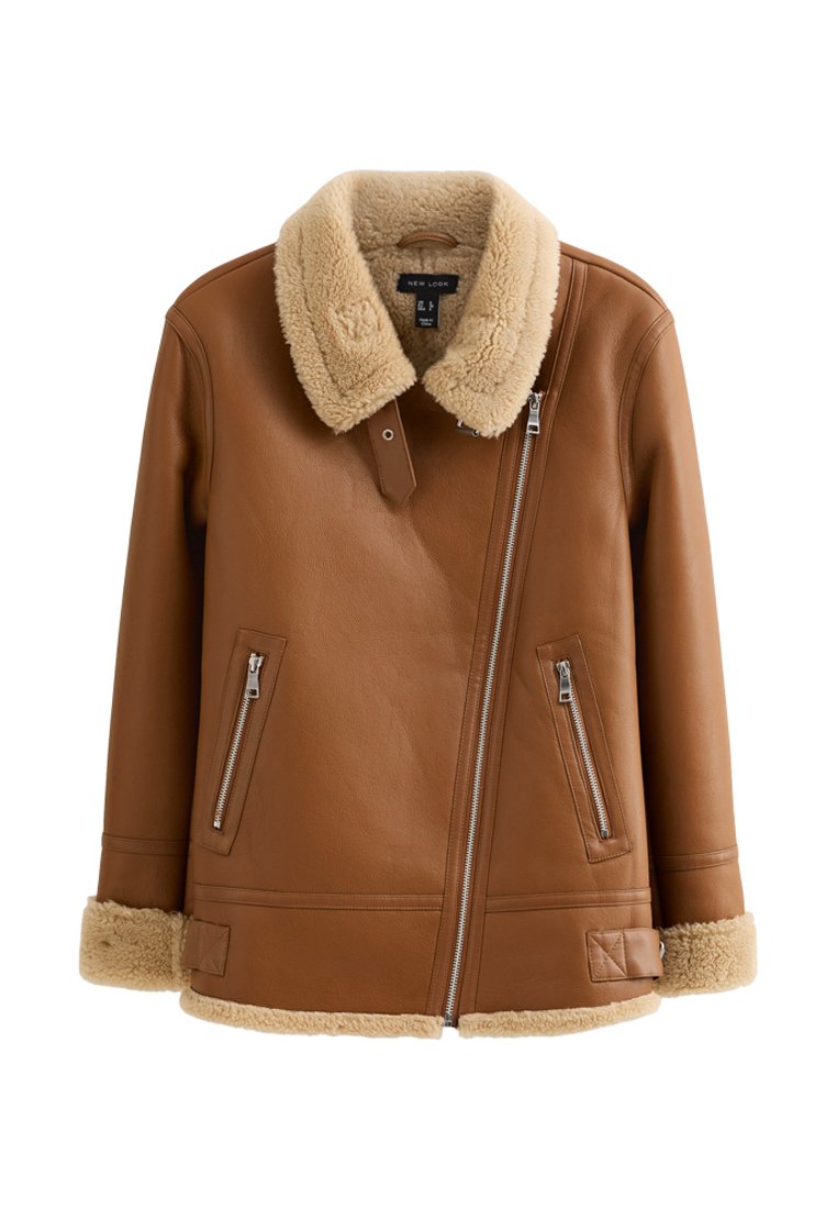 Braune Lederjacke mit einem Lammfellkragen, zwei Reißverschlusstaschen und einem diagonalen Frontreißverschluss. Weiche Textur und warme Designdetails.