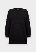 Schwarzer Strickpullover mit Zopfmuster, rundem Ausschnitt und langen Ärmeln mit gerippten Bündchen. Geeignet für Lagenlooks.