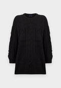 Schwarzer Strickpullover mit Zopfmuster, rundem Ausschnitt und langen Ärmeln mit gerippten Bündchen. Geeignet für Lagenlooks.