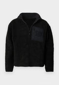 Schwarze Fleece-Jacke zum Zippen mit strukturiertem Stoff und einer Brusttasche mit Reißverschluss, die ein dezentes "GAP"-Logo trägt.