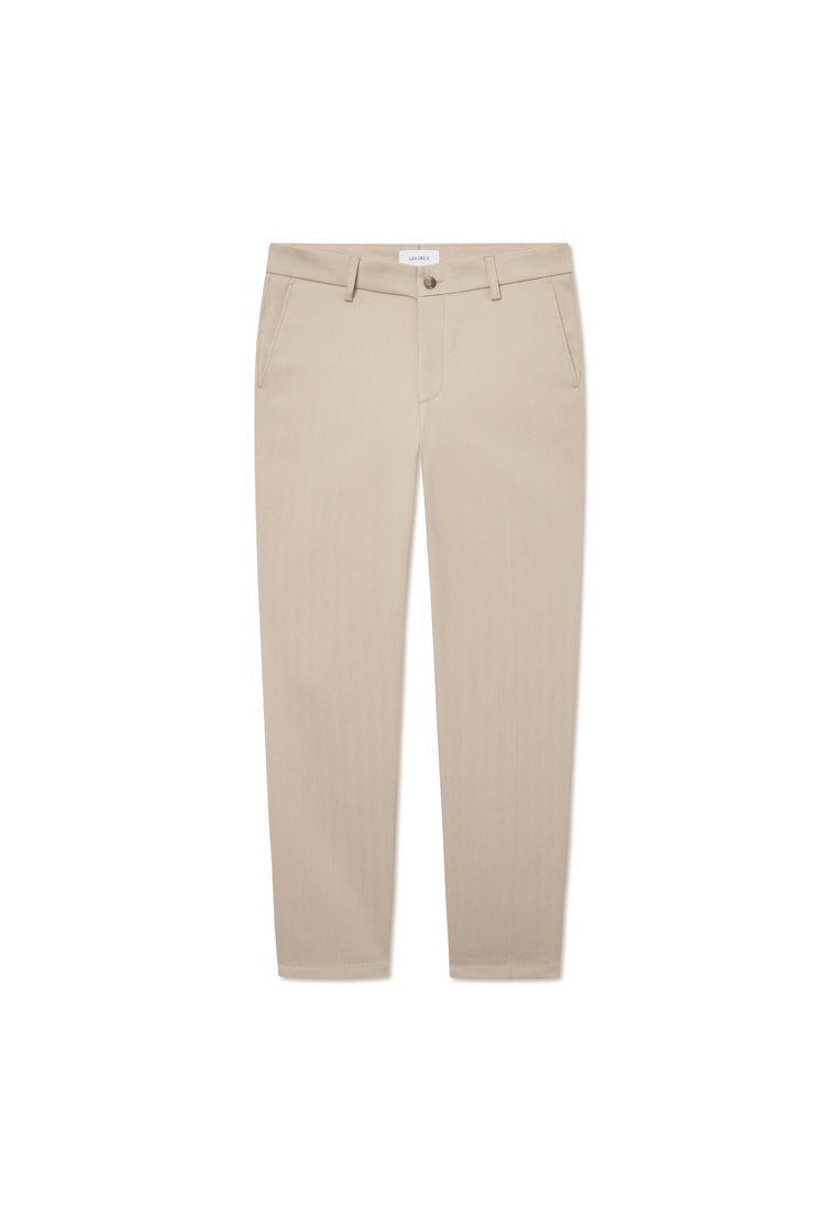 Beige Hosen aus weichem Stoff, schlankes Design mit flachem Front, zwei seitlichen Taschen und einer einzelnen Gesäßtasche.