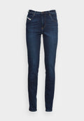 Dunkelblaue Jeans im Slim-Fit-Schnitt, mit fünf Taschen, sichtbaren Nähte und einem Knopfverschluss. Das Material scheint Denim mit einer glatten Textur zu sein.