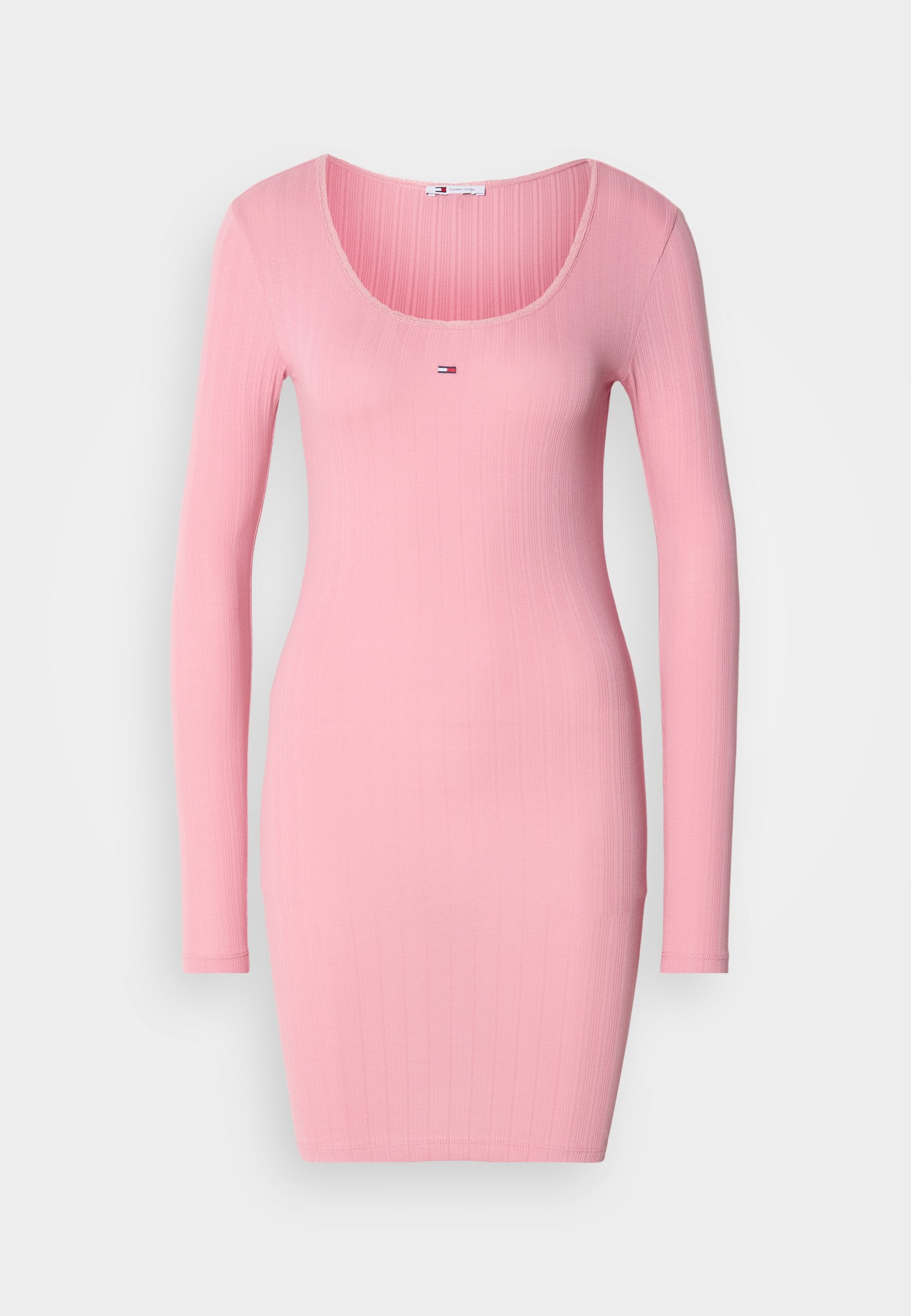 Langärmliges, eng anliegendes Kleid aus geripptem pinkfarbenem Stoff. Mit einem runden Ausschnitt und einem kleinen Logodetail in der Mitte der Brust.