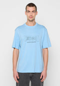 Hellblaues Baumwoll-T-Shirt mit lockerem Schnitt, mit einem schwarz gezeichneten Logo und dem Text "CREATIVE DEPARTMENT" darunter.