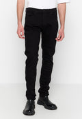 Schwarze Jeans aus Denim mit schlanker Passform, ausgestattet mit fünf Taschen, einem Reißverschluss und feinen Nähdetails. Der Stoff hat eine glatte Textur.