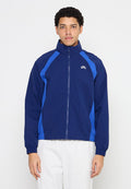 Marineblaue Jacke mit hellblauen Akzenten, Reißverschluss, hohem Kragen und elastischen Bündchen. Hergestellt aus leichtem Material, entworfen für Komfort.