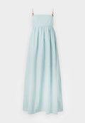 Helles blaues Maxikleid mit Spaghettiträgern, gerafftem Taillenbereich und einer glatten, weichen Textur. Verfügt über dekorative Metallakzente an den Trägern.