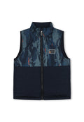 Puffweste in Marineblau und blauem Camouflage-Muster, mit hohem Kragen, Frontreißverschluss und Markenetikett. Hergestellt aus synthetischem Material.