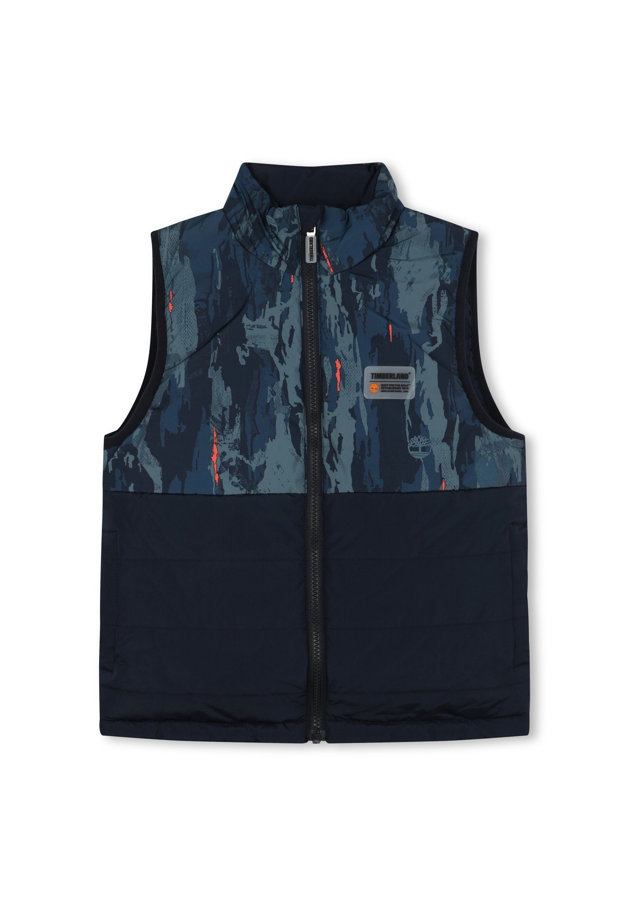 Puffweste in Marineblau und blauem Camouflage-Muster, mit hohem Kragen, Frontreißverschluss und Markenetikett. Hergestellt aus synthetischem Material.
