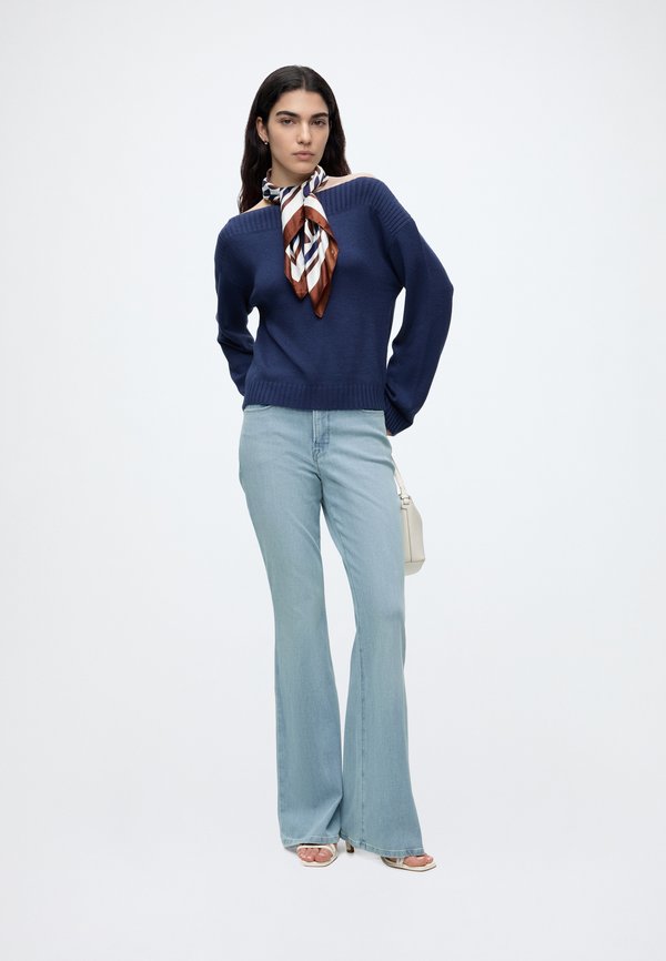 Good American GOOD LEGS FLARE JEANS
