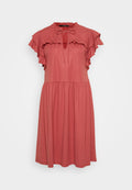 Korallenfarbenes Kleid aus weichem Stoff, mit gerafften kurzen Ärmeln, einer Schleife am Hals und einer entspannten, fließenden Silhouette.