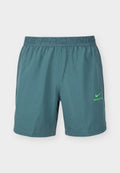 Türkisfarbene Nike Pro Sportshorts mit elastischem Bund und kleinem grünem Nike-Logo am unteren linken Bein, angezeigt auf weißem Hintergrund.