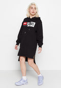Schwarzes Hoodie-Kleid mit Fronttasche, weißem und rotem "DIESEL"-Logo, langen Ärmeln, seitlichen Schlitzen, kombiniert mit helllila Sneakers.