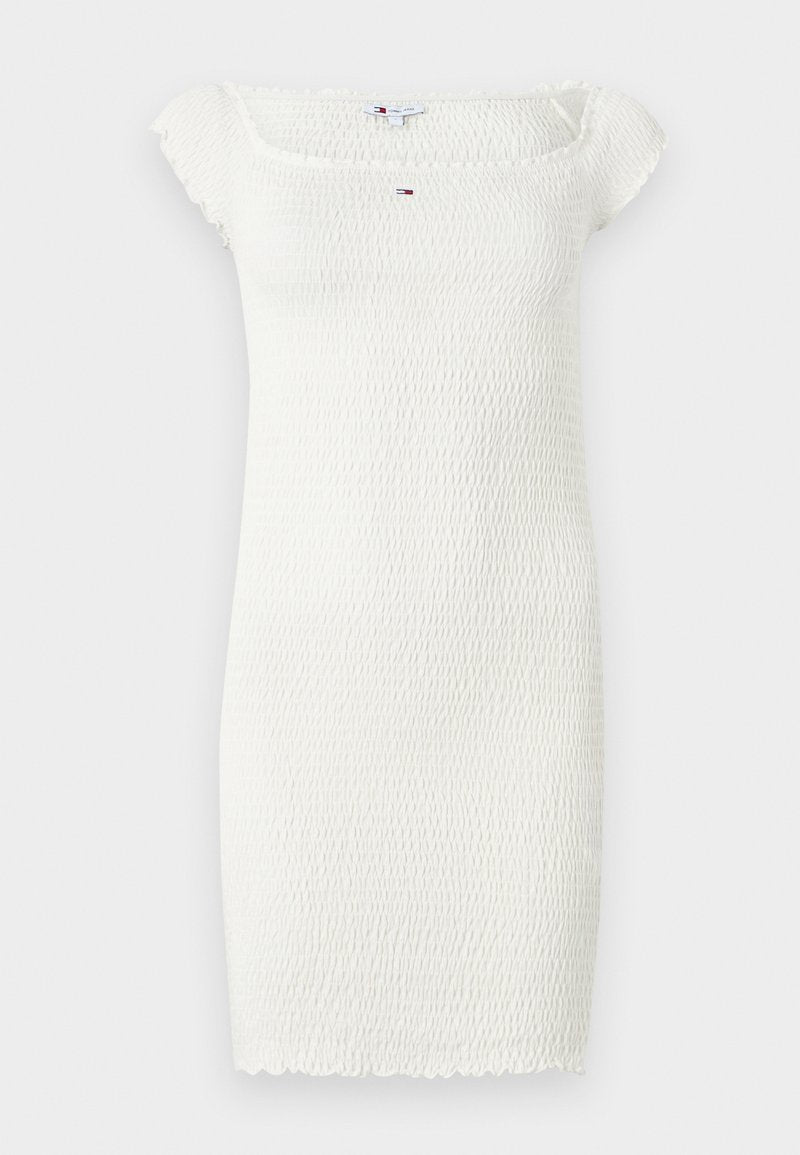 Weisses, kurzes, gerafftes Kleid mit quadratischem Ausschnitt und kurzen Ärmeln. Aus strukturiertem Stoff mit gewelltem Saum. Zentrale Logo-Akzent.