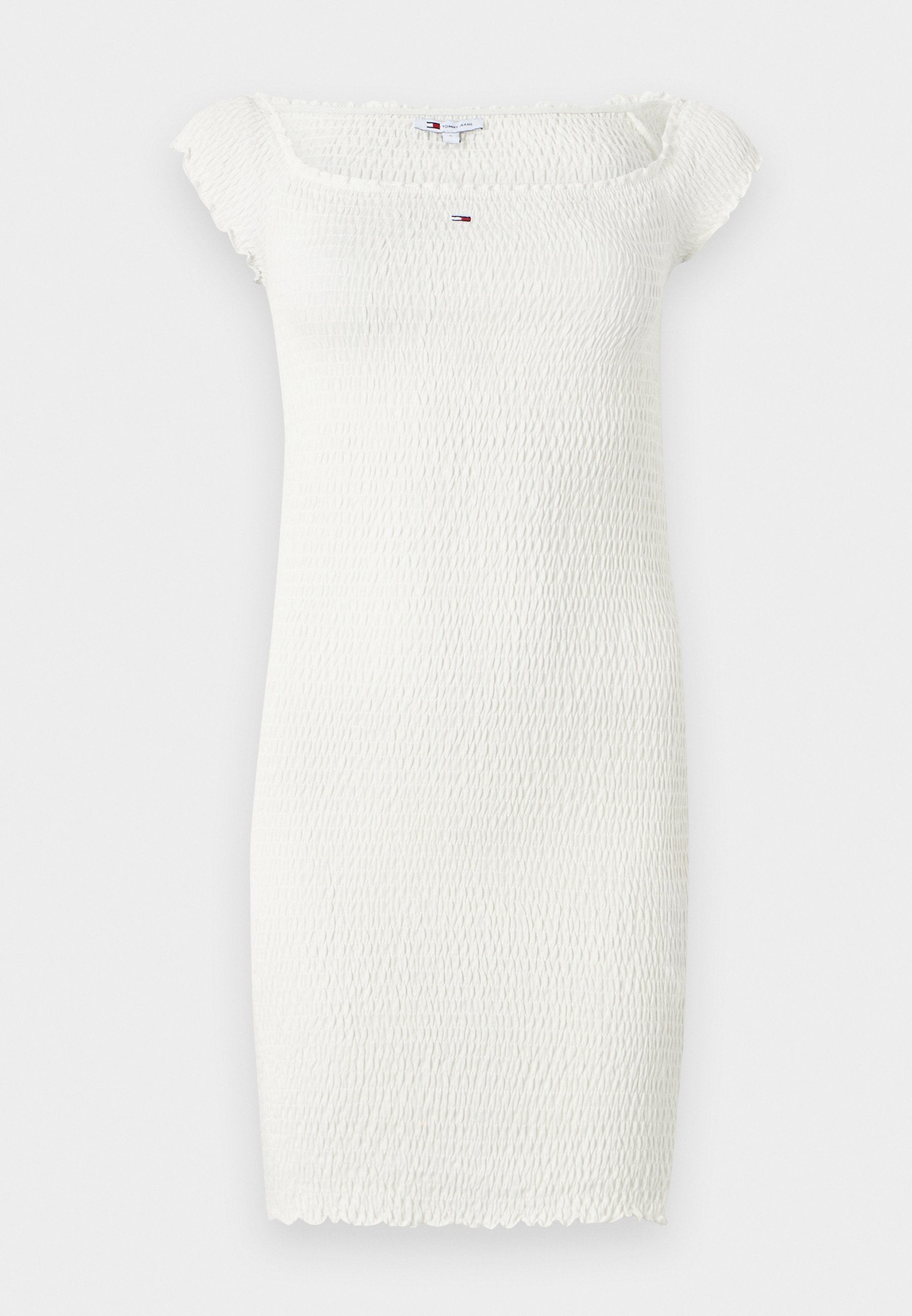 Weisses, kurzes, gerafftes Kleid mit quadratischem Ausschnitt und kurzen Ärmeln. Aus strukturiertem Stoff mit gewelltem Saum. Zentrale Logo-Akzent.