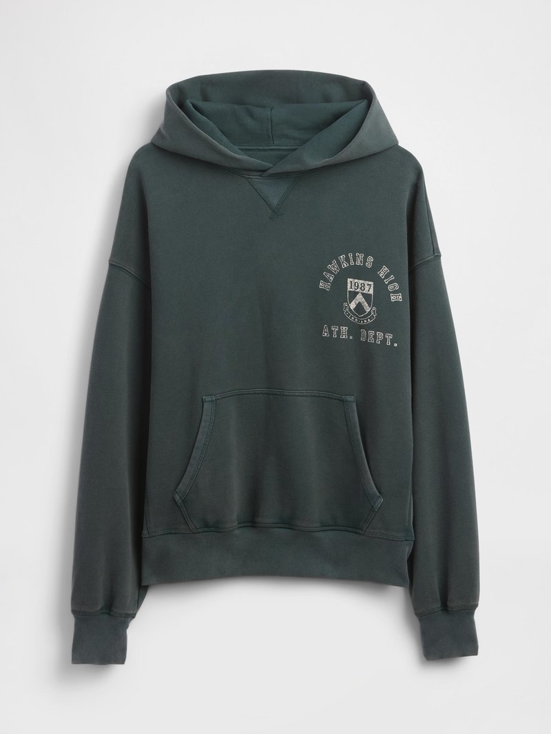 Dunkelgrüner Kapuzenpullover aus weichem Stoff, mit einer Fronttasche, Kapuze mit Kordelzug und einem Grafikdruck mit der Aufschrift "HAWKINS HIGH 1987 ATH. DEPT."
