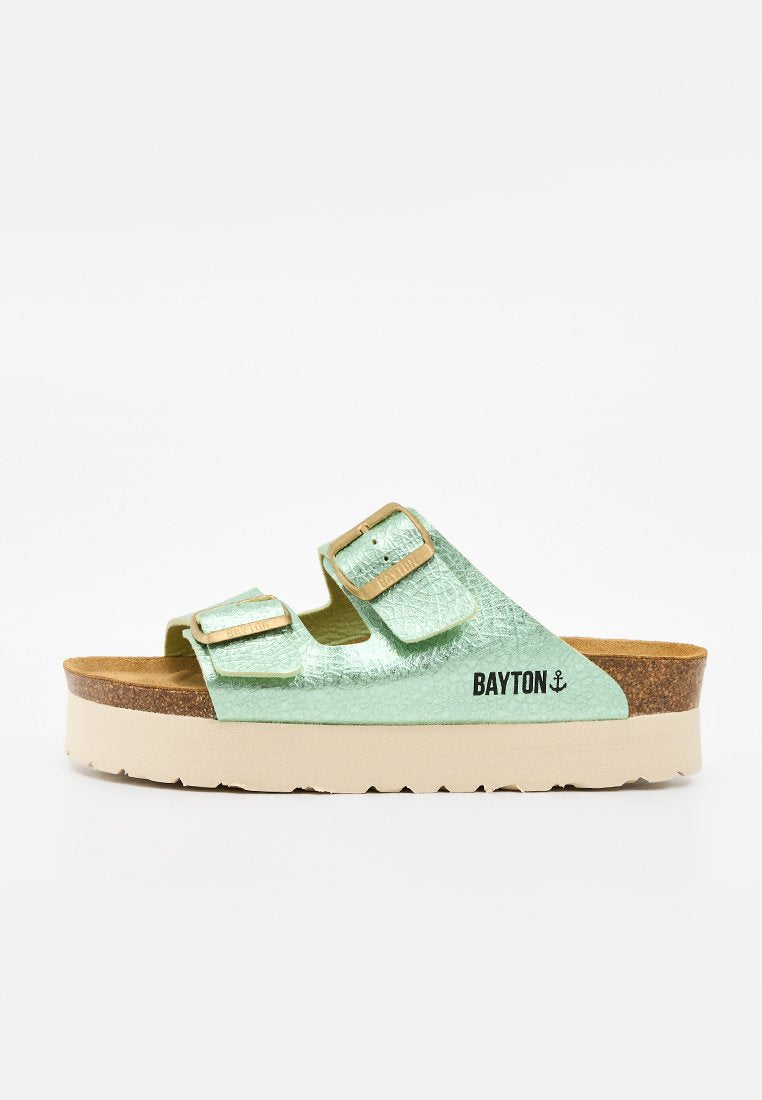 Grüne Metallic-Doppelschlaufen-Sandale mit verstellbaren Schnallen, Kork-Fußbett, beiger Plateau-Sohle und "BAYTON" Branding an der Seite.