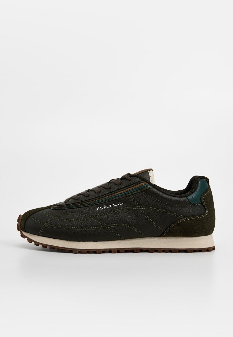 Dunkelgrüne Sneaker aus Leder und Wildleder mit strukturierter Oberfläche, kontrastierender heller Sohle und minimaler Markenkennzeichnung an der Seite.